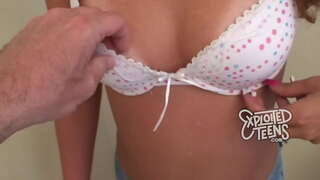 19 жастағы ыстық жасөспірім трахается алады толық аузына шәует