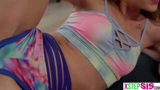 Iti hipanga tuahine, me tona raru hoa i stepbro te tiki i te ohorere boner mo ratou