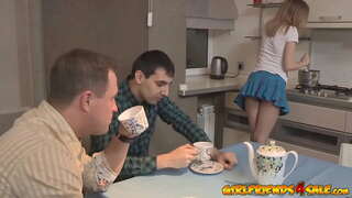 Возбужденная шағын жасөспірім рогоносит өз күйеуінің