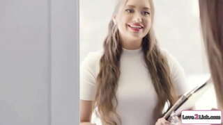 Үйлену жоспарлаушы соблазняет екі және дрочит олардың пезды және сендіреді олардың болуы 3some.Ол еліміздегі дипломатиялық қызметіне табыс тіледі блондинкам киску, әзірге оның грудастая подружка трахается онымен бетпе-бет