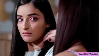 Алана Круз ва Эмили Бандэрос истифода аз забони якдигар барои ба даст овардани оргазма