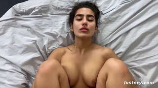 Закинув Оның Аяғы үшін басын терең бойлау Үшін