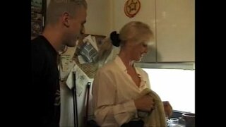 Модар барои писар ва дӯсти