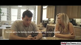 Loira Bailey adora ser fodida em um áspero caminho