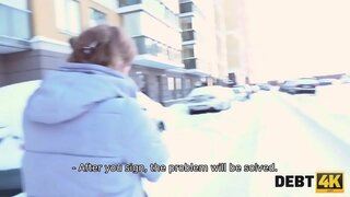 DEBT4K. Calibri Anjo barman não pode ganhar dinheiro, mas ela pode usar seus encantos sexuais