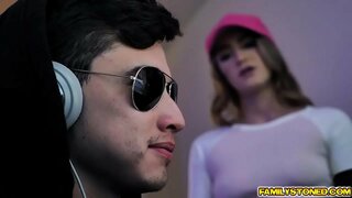 Sexy teen Kenzie Madison twerks jej zadok zvádza jej stepbrother potom si otvoriť jej kundu, aby ho vložte jeho obrovský penis