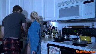 ���ిన్న పురుషులతో పాత మహిళలు లైంగిక రాత్రి వెళ్ళిపో