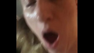 Tràth madainn blowjob agus gnè ri blonde bombshell Italian