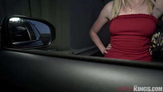 Көшедегі Ходок Алады Түтікке 2 Қозғалған жігіттер Қабылдайды Үлкен Мүшесі