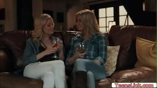 Безмятежная Сирена танҳо раздвигает по ва тамошо, монанди Шарлотта Стокли ест он