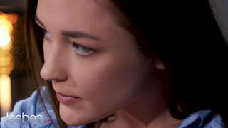 Lesbea Alya Stark facesitting doet en romantische seks met tsjechische babe in hakken